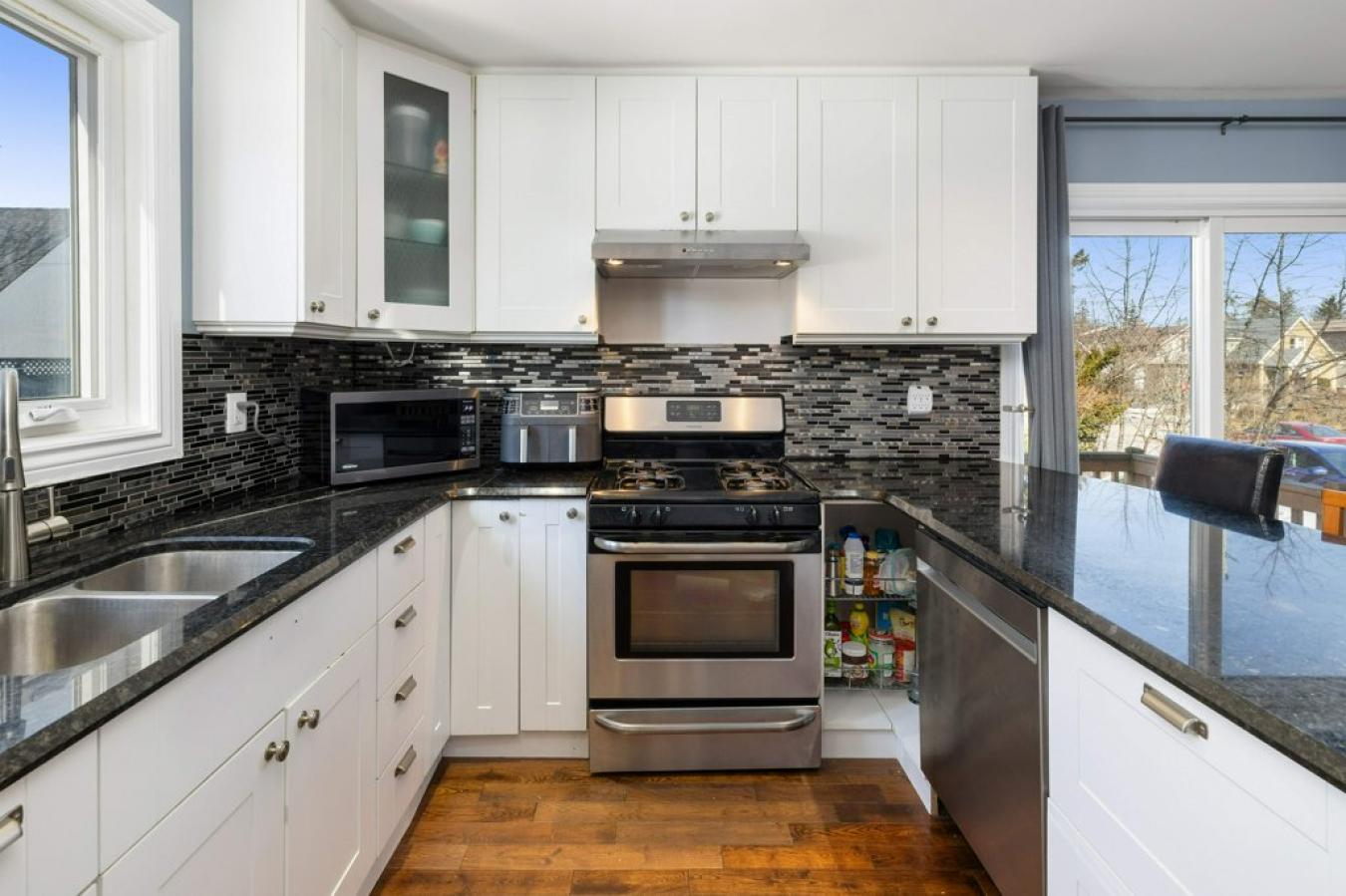 Kingston, ON, K7L0B5, Canada, 8 Bedrooms Bedrooms, ,4 BathroomsBathrooms,Residential,For Sale,1905293