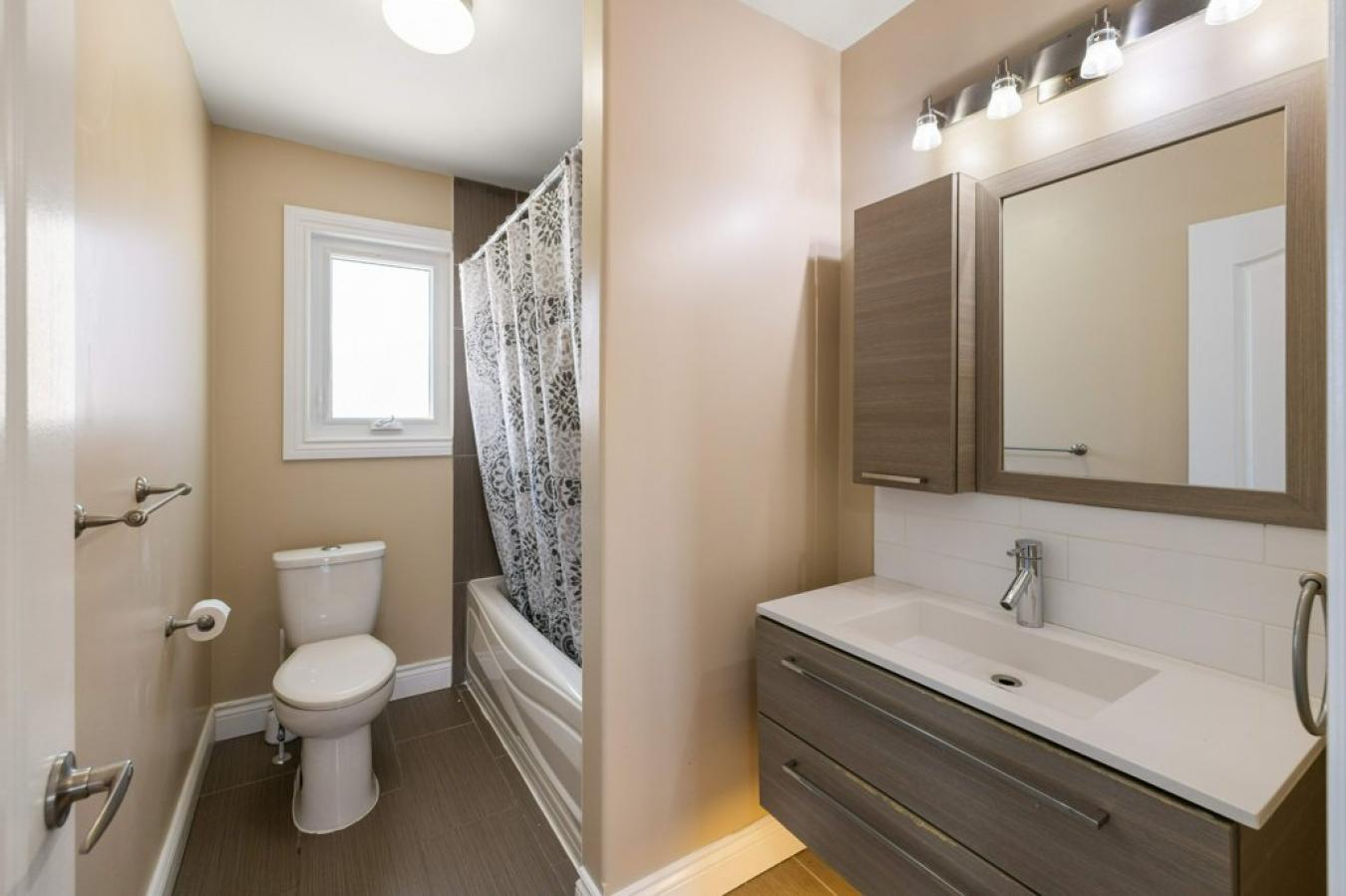 Kingston, ON, K7L0B5, Canada, 8 Bedrooms Bedrooms, ,4 BathroomsBathrooms,Residential,For Sale,1905293