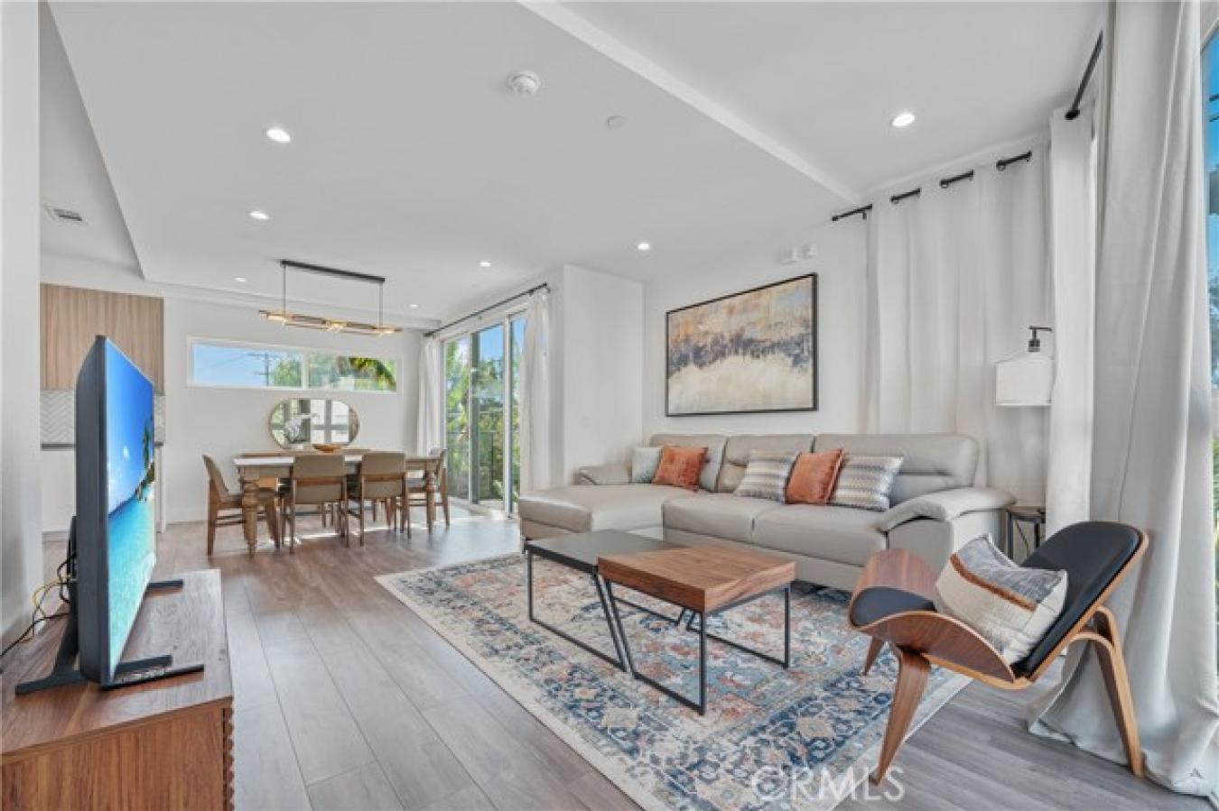 Luxury Rental Opportunity in Miracle Mile Step into modern luxury in t – image 10