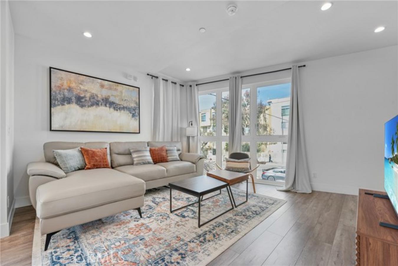 Luxury Rental Opportunity in Miracle Mile Step into modern luxury in t – image 11