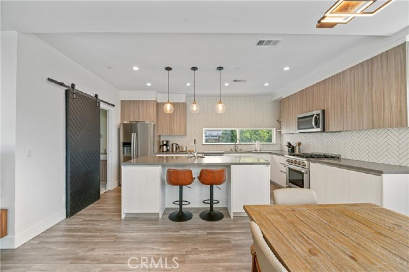 Luxury Rental Opportunity in Miracle Mile Step into modern luxury in t – image 13
