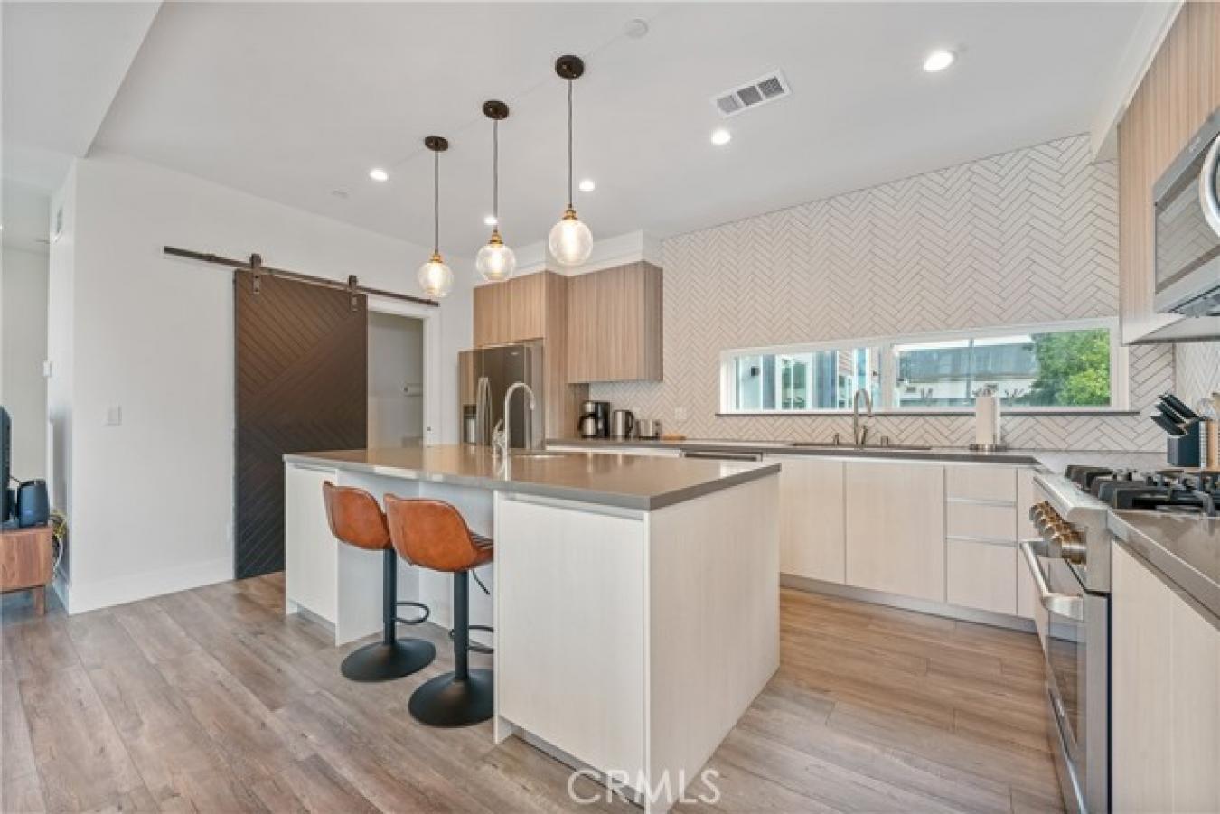 Luxury Rental Opportunity in Miracle Mile Step into modern luxury in t – image 17