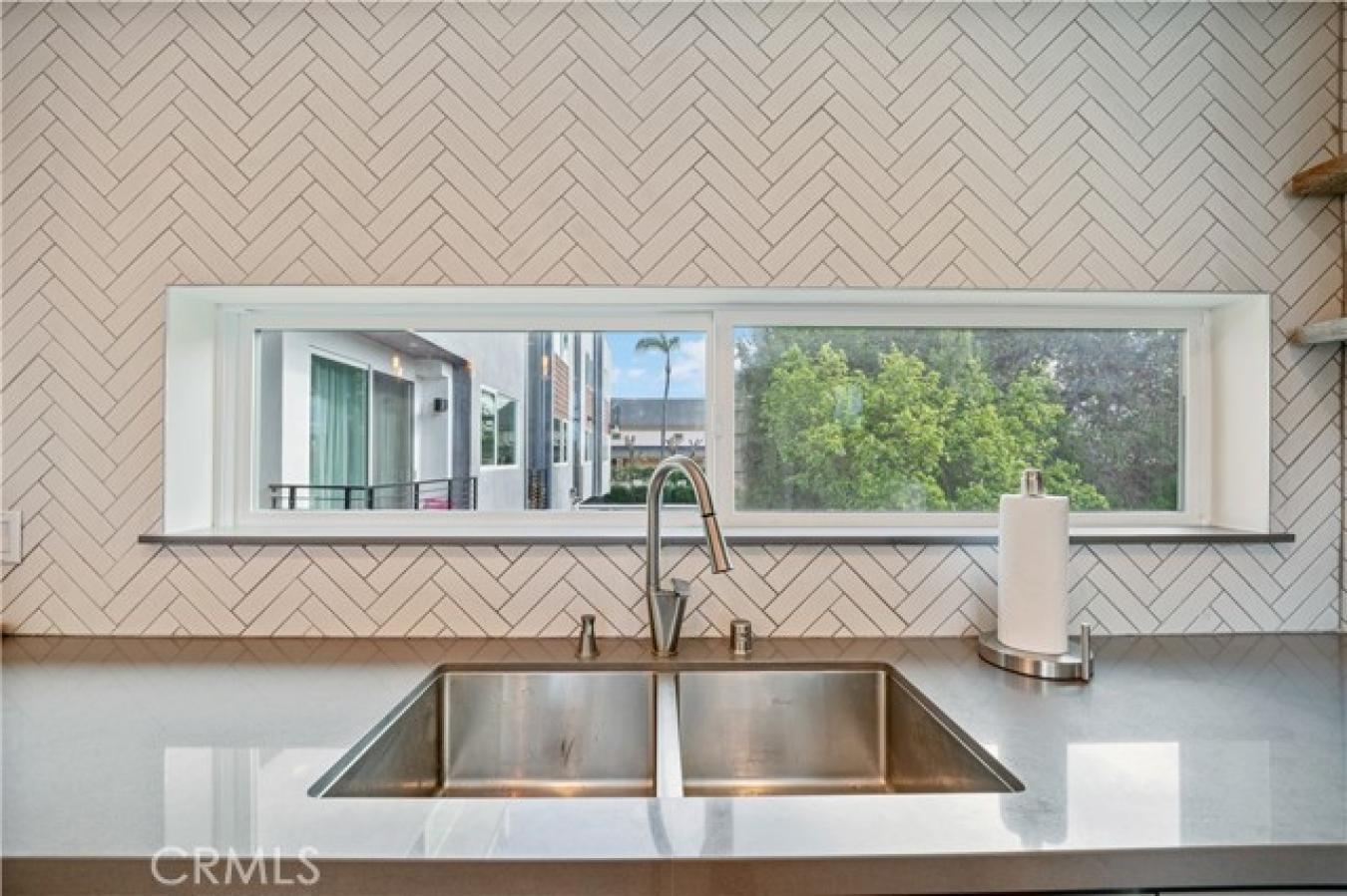Luxury Rental Opportunity in Miracle Mile Step into modern luxury in t – image 19
