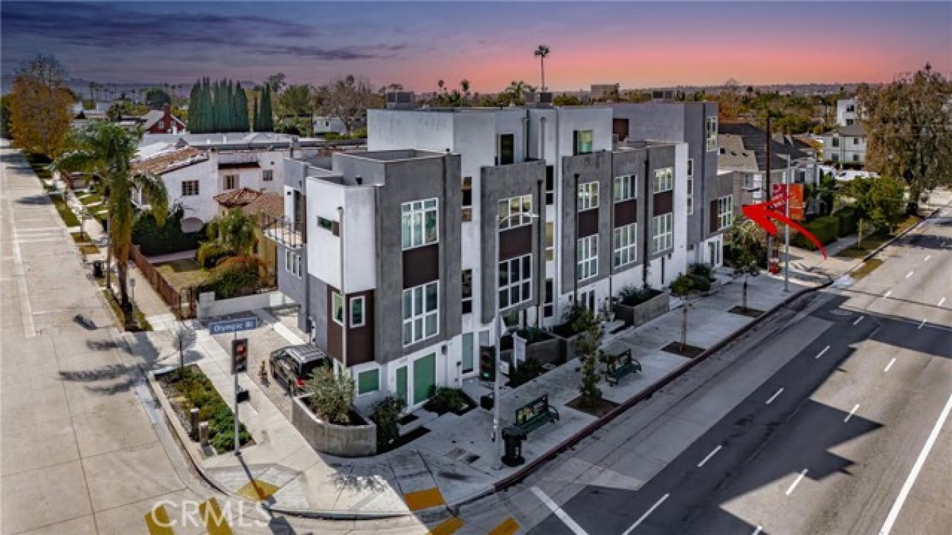 Luxury Rental Opportunity in Miracle Mile Step into modern luxury in t – image 2