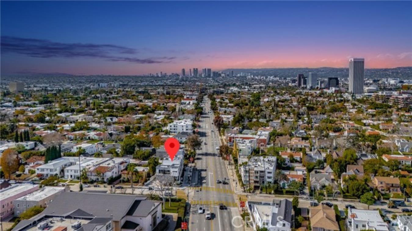 Luxury Rental Opportunity in Miracle Mile Step into modern luxury in t – image 3