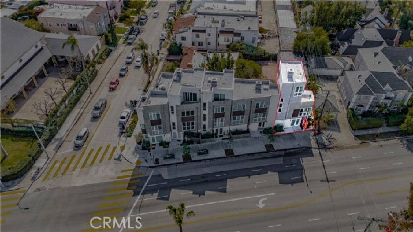 Luxury Rental Opportunity in Miracle Mile Step into modern luxury in t – image 4
