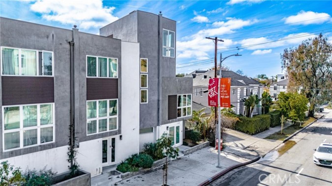 Luxury Rental Opportunity in Miracle Mile Step into modern luxury in t – image 5