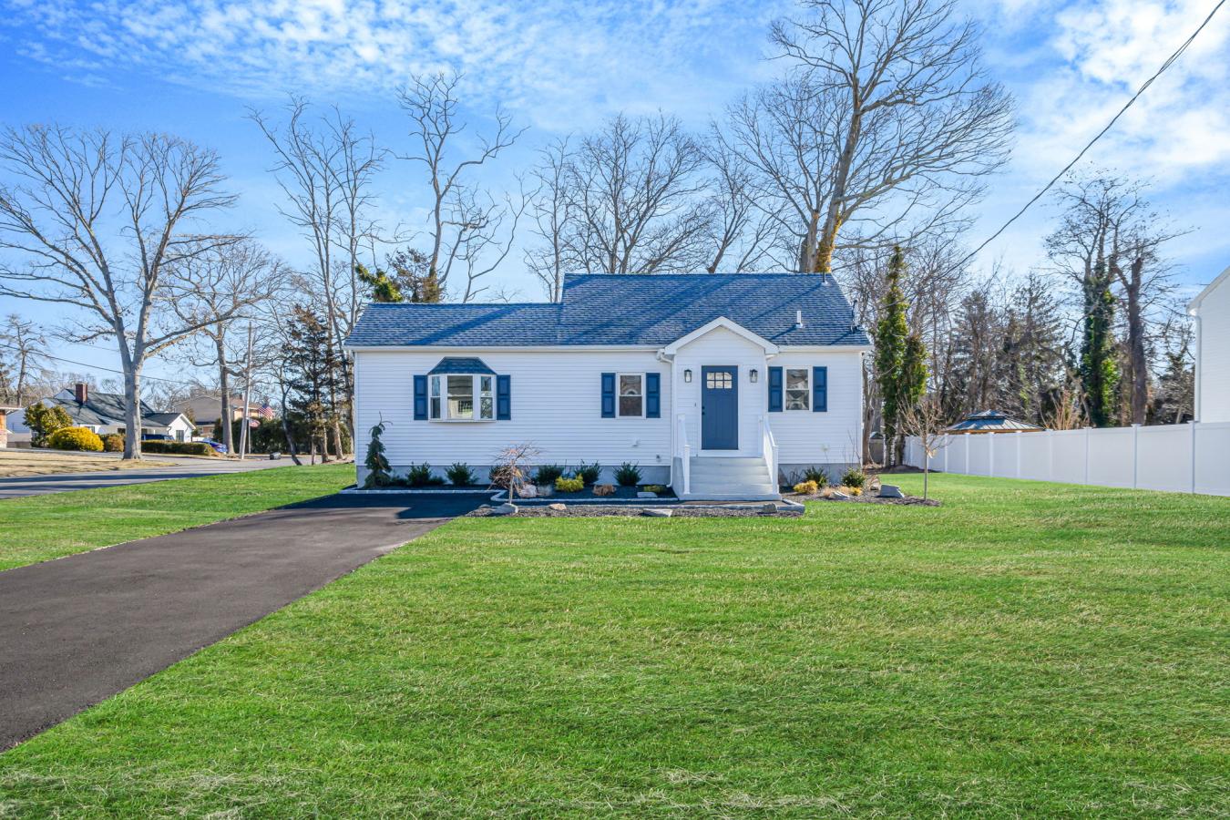 East Islip, New York, 11730, United States, 3 Bedrooms Bedrooms, ,2 BathroomsBathrooms,Residential,For Sale,1741417