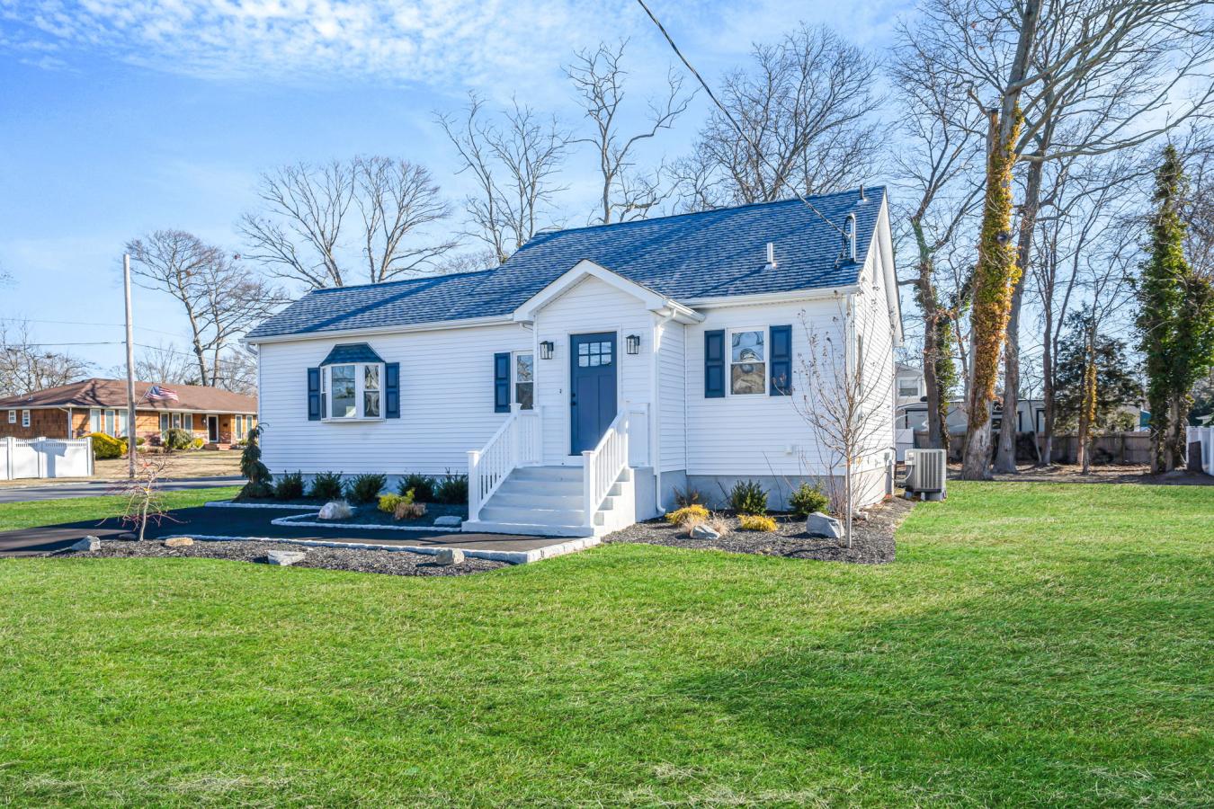 East Islip, New York, 11730, United States, 3 Bedrooms Bedrooms, ,2 BathroomsBathrooms,Residential,For Sale,1741417