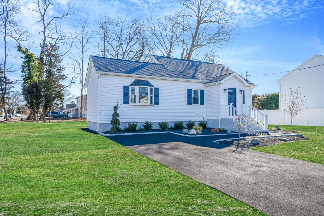 East Islip, New York, 11730, United States, 3 Bedrooms Bedrooms, ,2 BathroomsBathrooms,Residential,For Sale,1741417