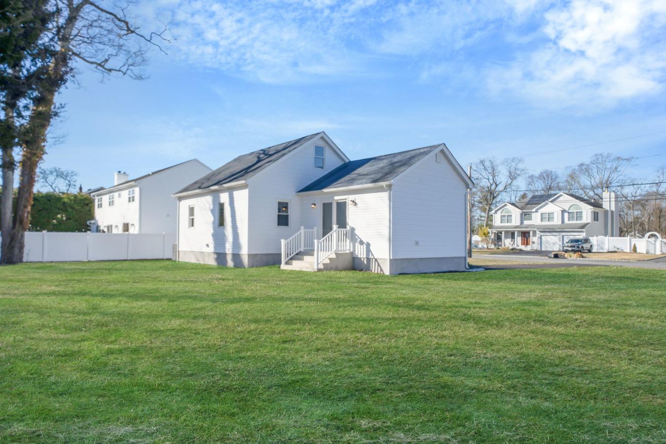 East Islip, New York, 11730, United States, 3 Bedrooms Bedrooms, ,2 BathroomsBathrooms,Residential,For Sale,1741417