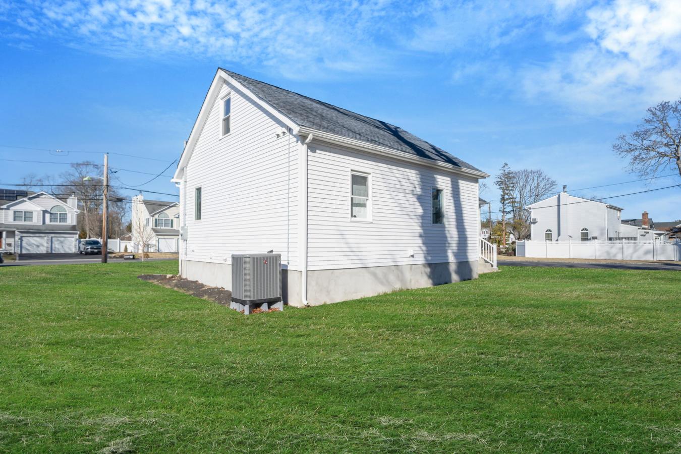East Islip, New York, 11730, United States, 3 Bedrooms Bedrooms, ,2 BathroomsBathrooms,Residential,For Sale,1741417
