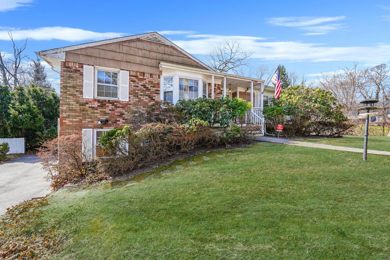 Stony Brook, New York, 11790, United States, 3 Bedrooms Bedrooms, ,2 BathroomsBathrooms,Residential,For Sale,1741416