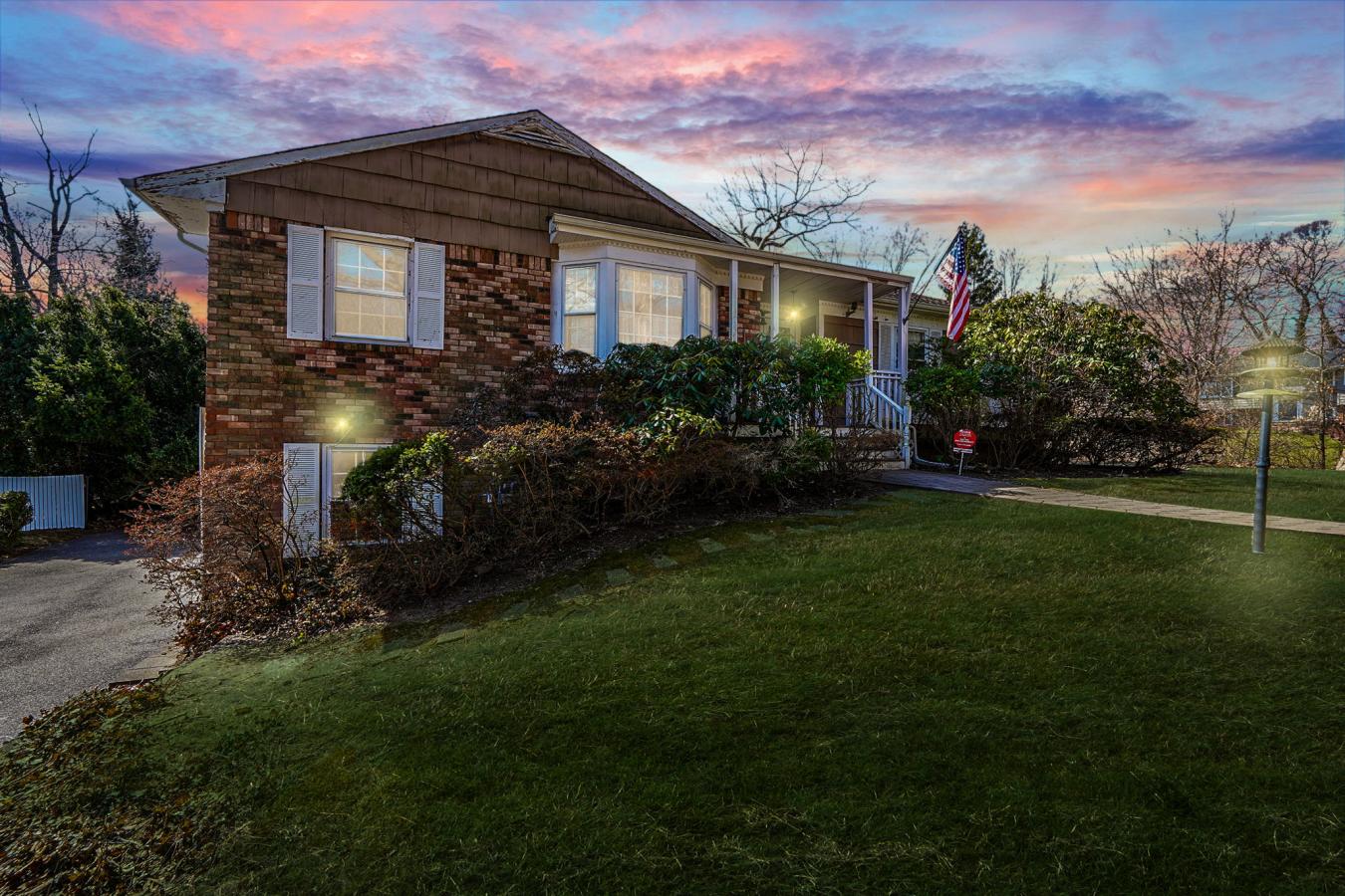 Stony Brook, New York, 11790, United States, 3 Bedrooms Bedrooms, ,2 BathroomsBathrooms,Residential,For Sale,1741416