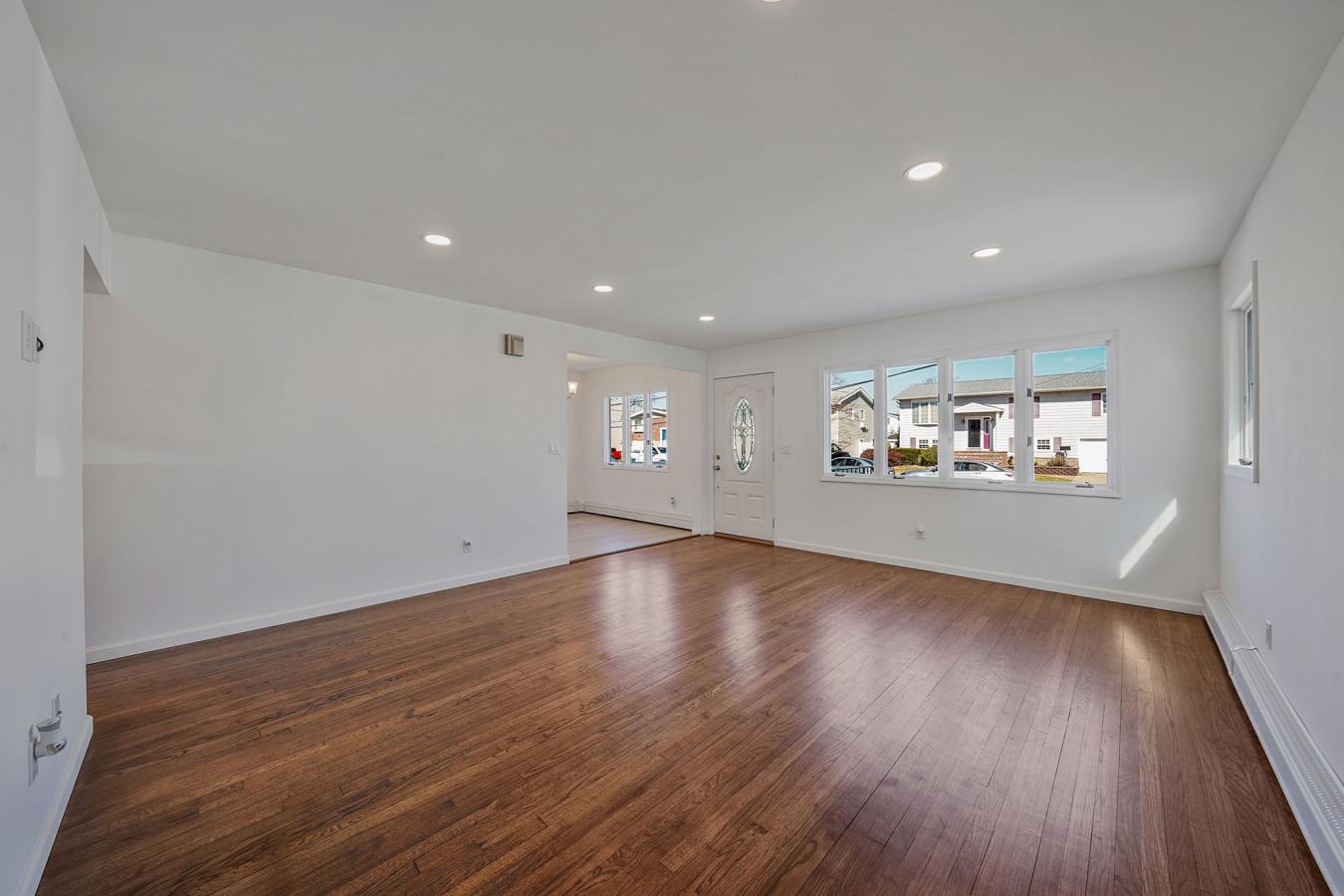 Lindenhurst, New York, 11757, United States, 5 Bedrooms Bedrooms, ,2 BathroomsBathrooms,Residential,For Sale,1741415
