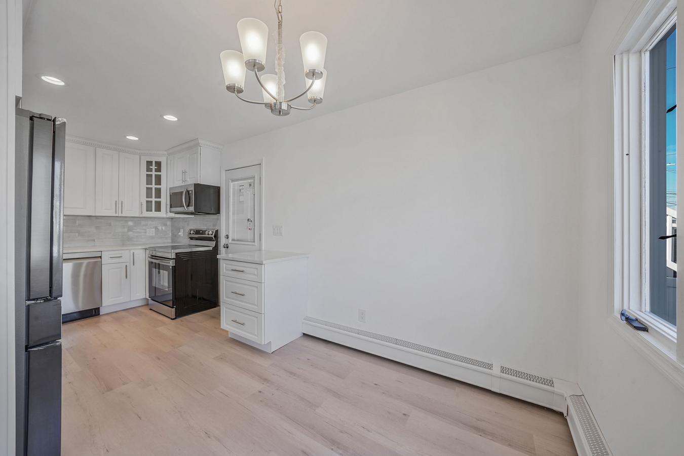 Lindenhurst, New York, 11757, United States, 5 Bedrooms Bedrooms, ,2 BathroomsBathrooms,Residential,For Sale,1741415