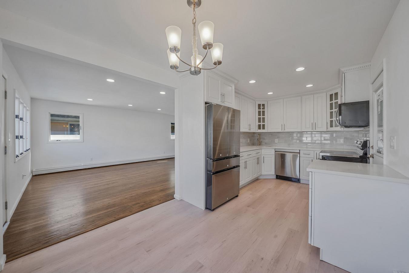 Lindenhurst, New York, 11757, United States, 5 Bedrooms Bedrooms, ,2 BathroomsBathrooms,Residential,For Sale,1741415