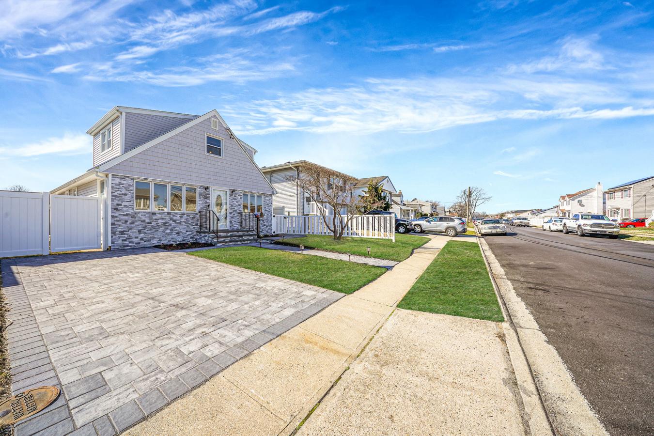 Lindenhurst, New York, 11757, United States, 5 Bedrooms Bedrooms, ,2 BathroomsBathrooms,Residential,For Sale,1741415