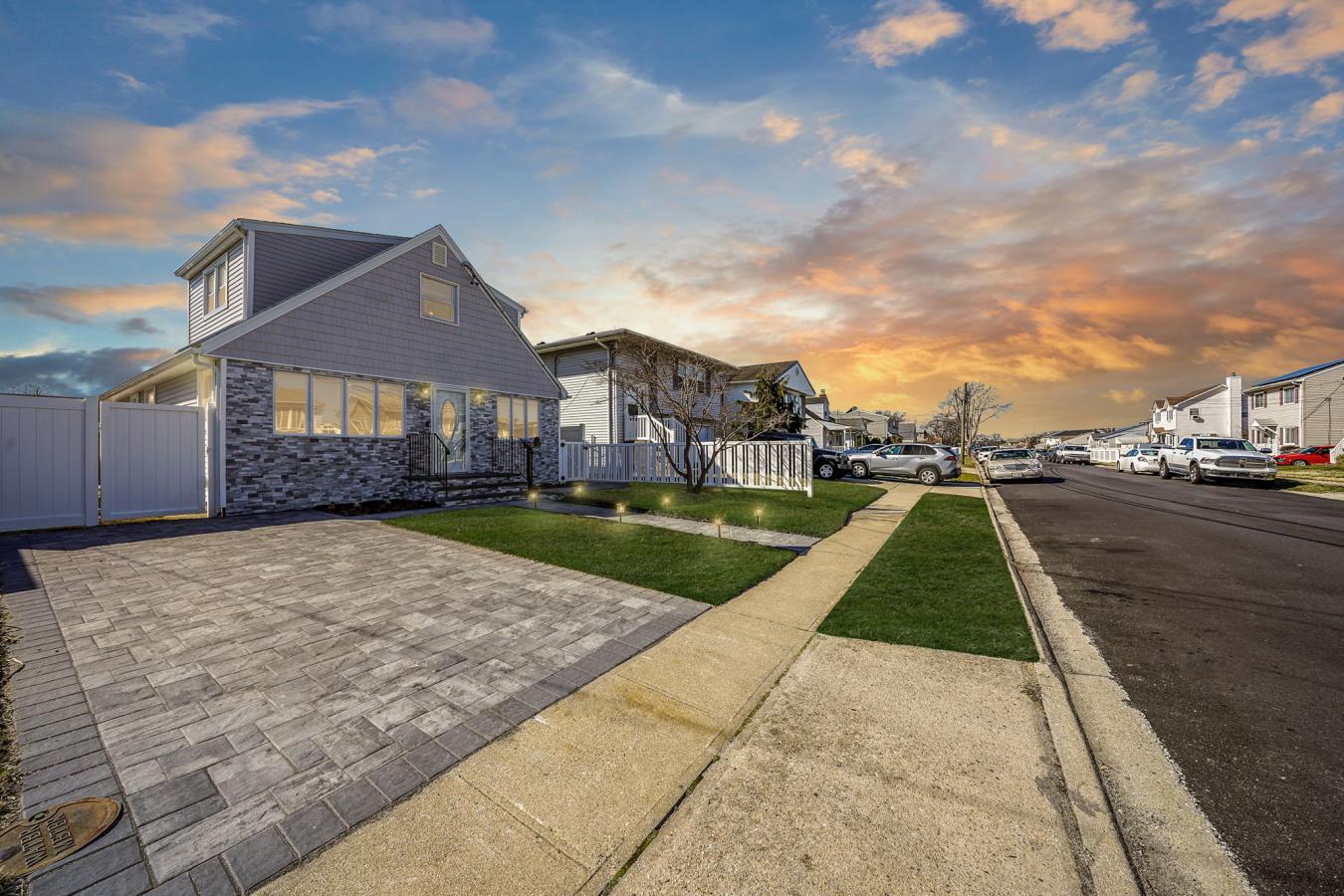 Lindenhurst, New York, 11757, United States, 5 Bedrooms Bedrooms, ,2 BathroomsBathrooms,Residential,For Sale,1741415