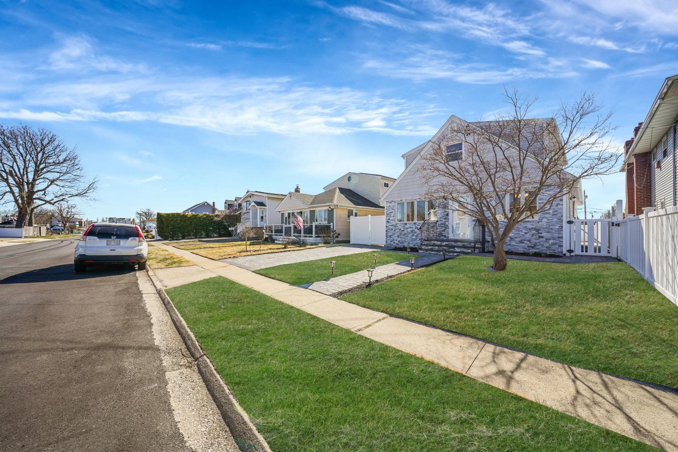 Lindenhurst, New York, 11757, United States, 5 Bedrooms Bedrooms, ,2 BathroomsBathrooms,Residential,For Sale,1741415