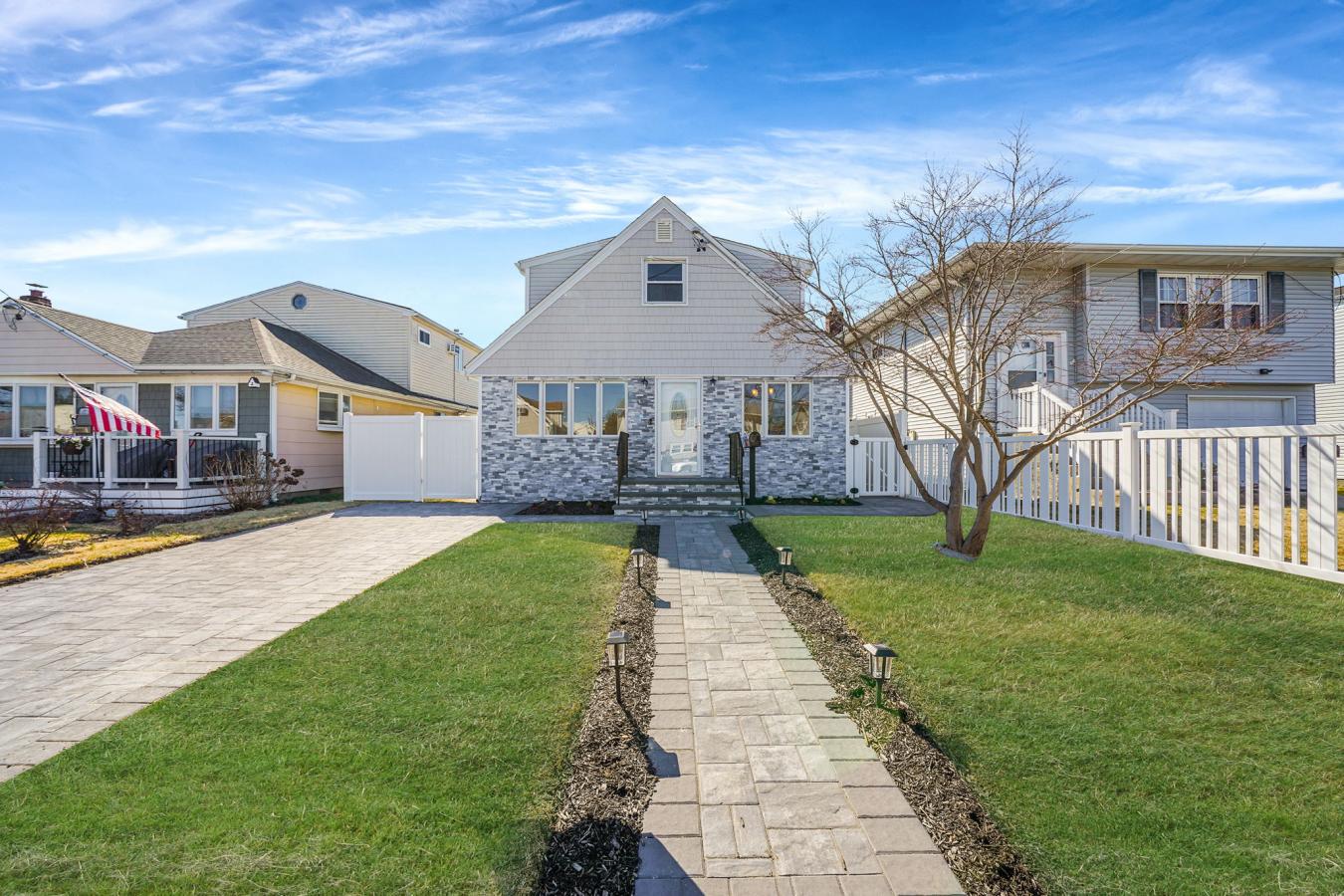 Lindenhurst, New York, 11757, United States, 5 Bedrooms Bedrooms, ,2 BathroomsBathrooms,Residential,For Sale,1741415