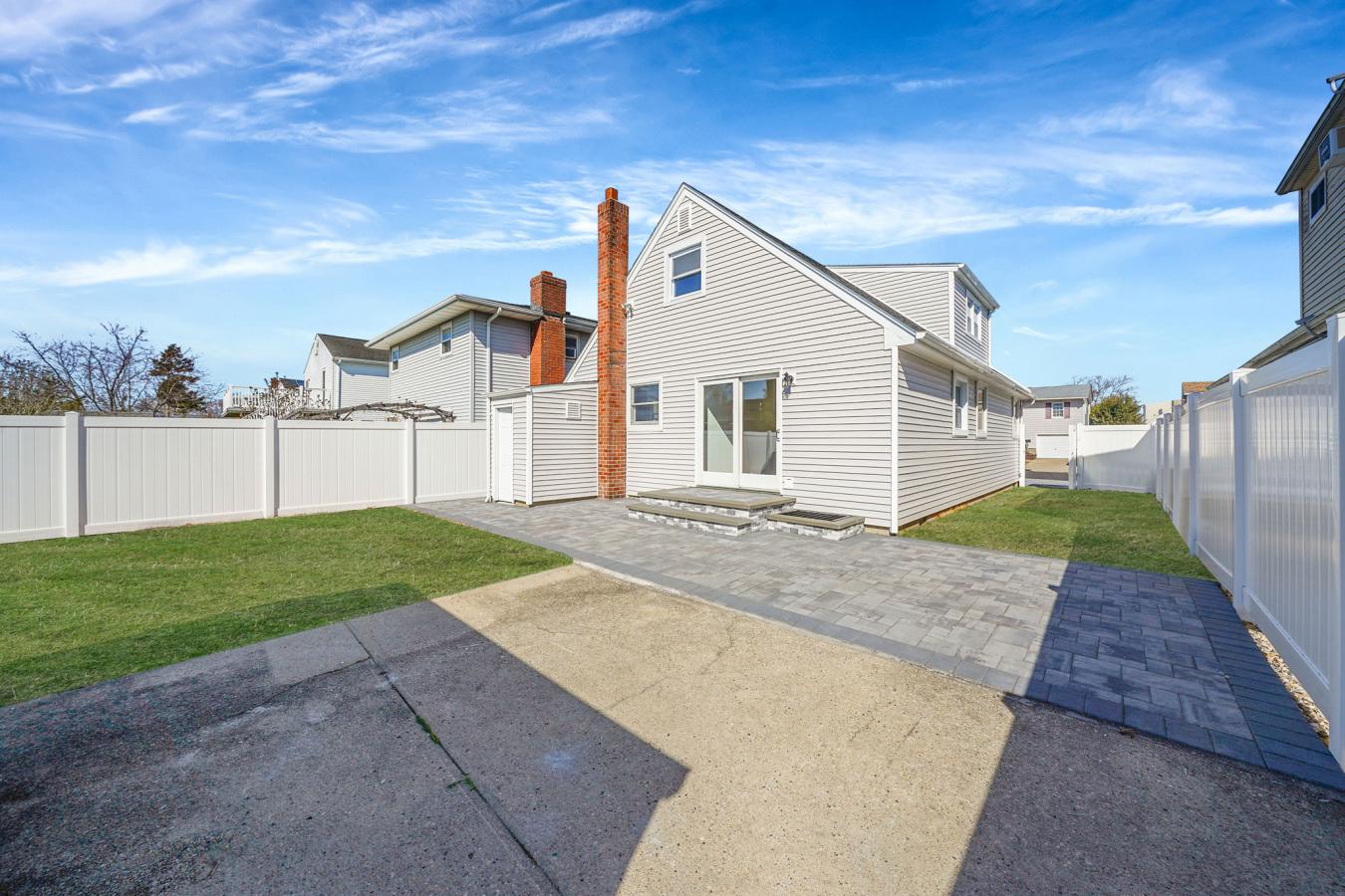 Lindenhurst, New York, 11757, United States, 5 Bedrooms Bedrooms, ,2 BathroomsBathrooms,Residential,For Sale,1741415