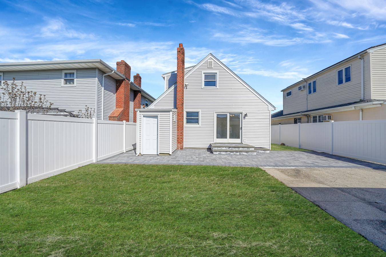 Lindenhurst, New York, 11757, United States, 5 Bedrooms Bedrooms, ,2 BathroomsBathrooms,Residential,For Sale,1741415