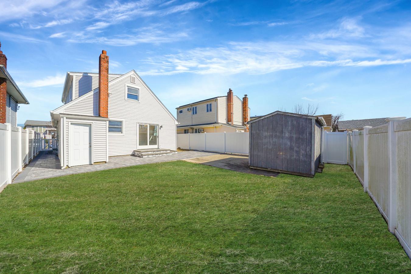 Lindenhurst, New York, 11757, United States, 5 Bedrooms Bedrooms, ,2 BathroomsBathrooms,Residential,For Sale,1741415