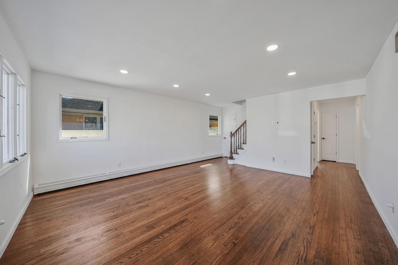 Lindenhurst, New York, 11757, United States, 5 Bedrooms Bedrooms, ,2 BathroomsBathrooms,Residential,For Sale,1741415