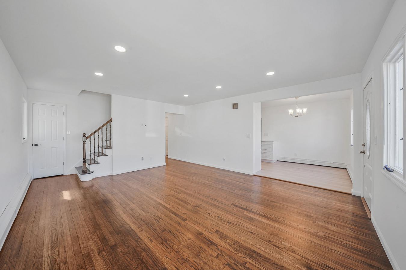 Lindenhurst, New York, 11757, United States, 5 Bedrooms Bedrooms, ,2 BathroomsBathrooms,Residential,For Sale,1741415