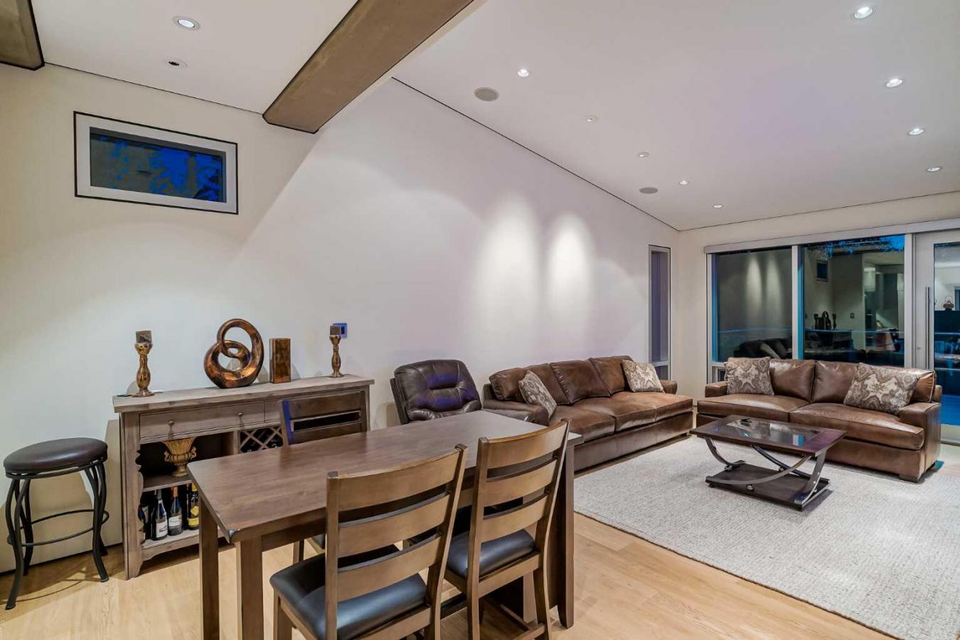 Calgary, AB, T2T 3E3, Canada, 4 Bedrooms Bedrooms, ,5 BathroomsBathrooms,Residential,For Sale,1748096