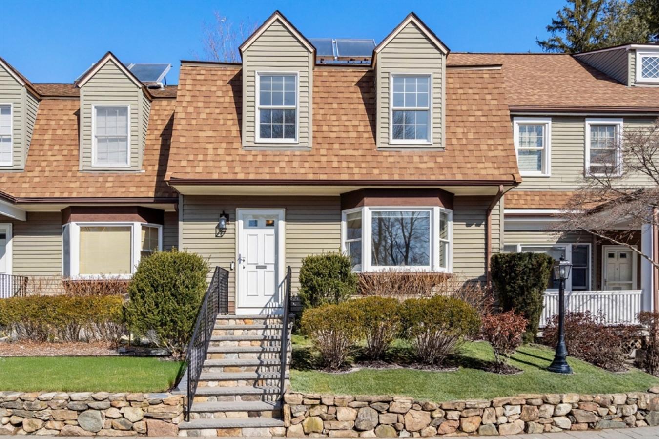 Wellesley, Massachusetts, 02482, United States, 2 Bedrooms Bedrooms, ,2 BathroomsBathrooms,Residential,For Sale,1749134