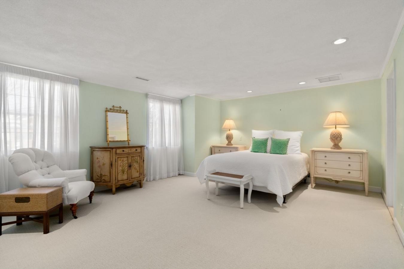 Wellesley, Massachusetts, 02482, United States, 2 Bedrooms Bedrooms, ,2 BathroomsBathrooms,Residential,For Sale,1749134