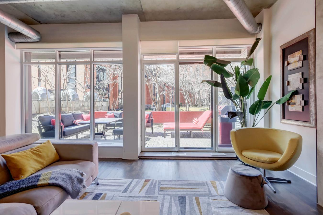 Montréal, QC, H3C5X5, Canada, 2 Bedrooms Bedrooms, ,1 BathroomBathrooms,Residential,For Sale,1749130