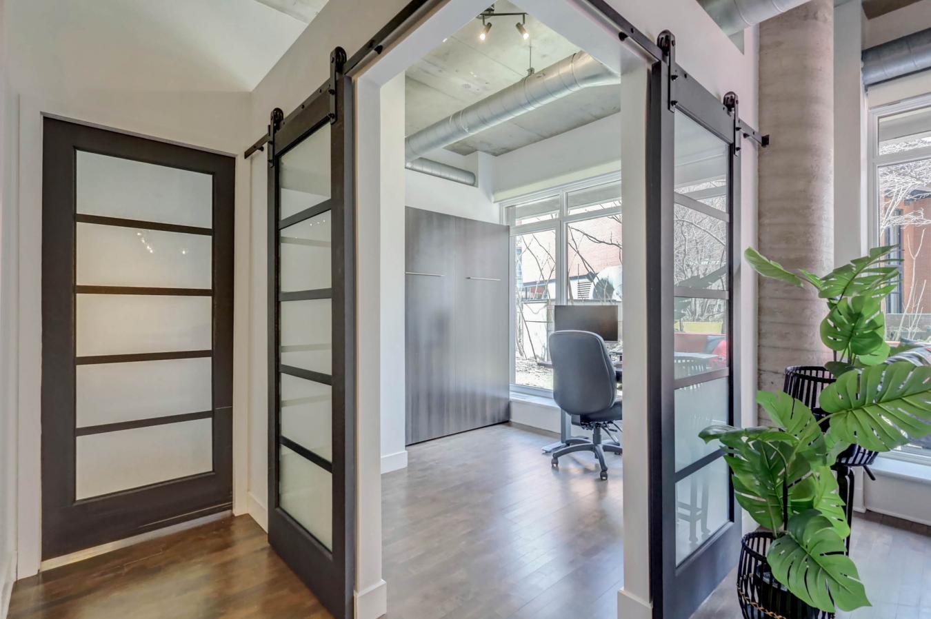 Montréal, QC, H3C5X5, Canada, 2 Bedrooms Bedrooms, ,1 BathroomBathrooms,Residential,For Sale,1749130