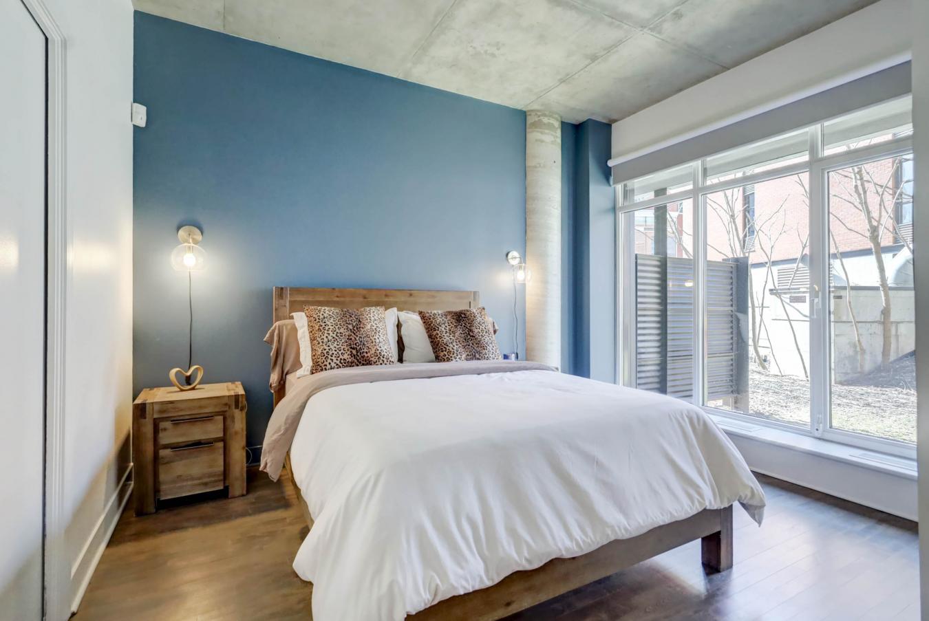 Montréal, QC, H3C5X5, Canada, 2 Bedrooms Bedrooms, ,1 BathroomBathrooms,Residential,For Sale,1749130