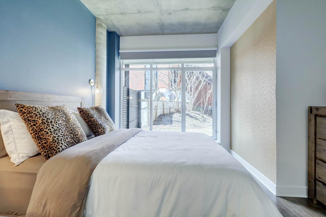 Montréal, QC, H3C5X5, Canada, 2 Bedrooms Bedrooms, ,1 BathroomBathrooms,Residential,For Sale,1749130