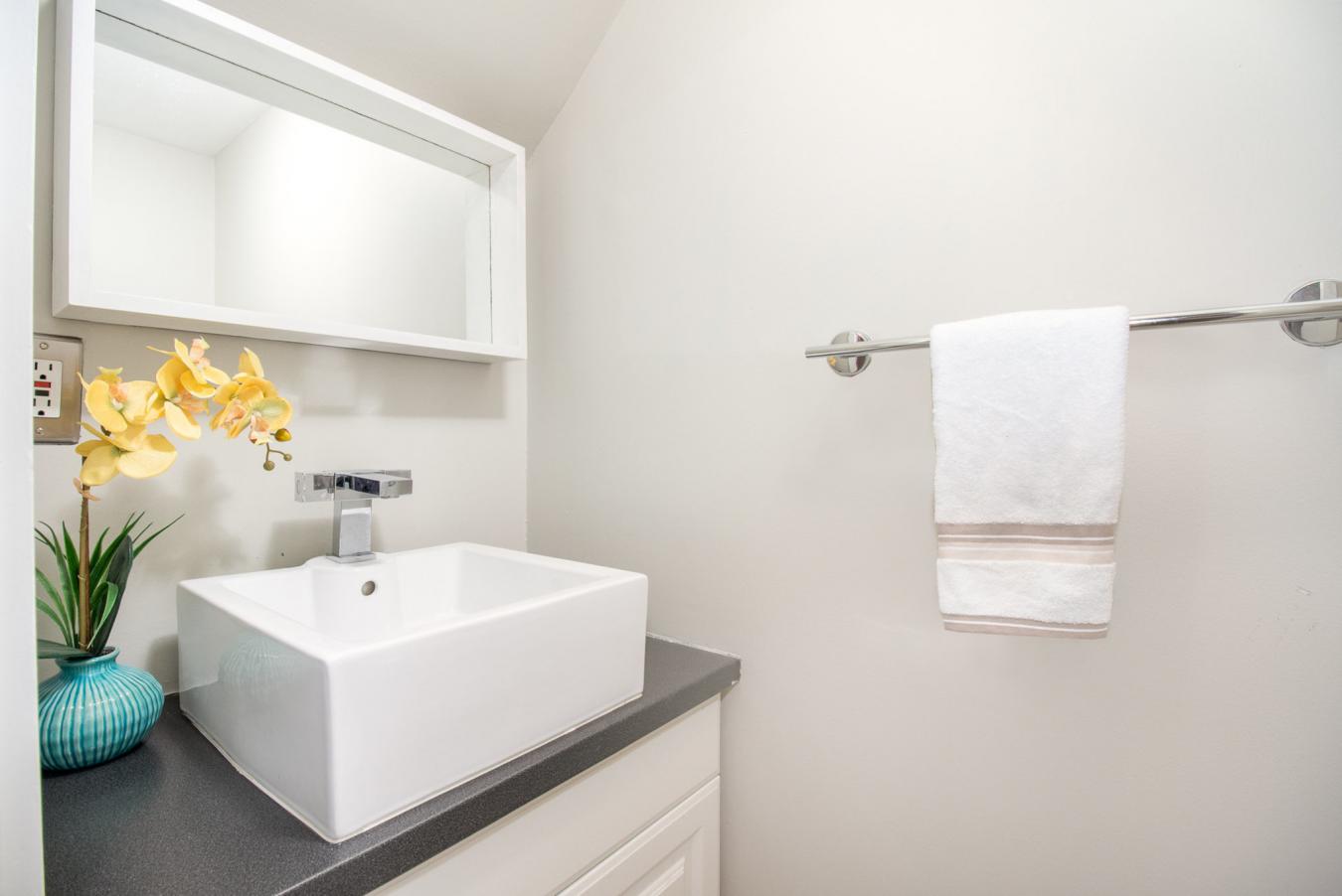 Modern Elegance in Historic Prospect Hill Experience the perfect fusio – image 12