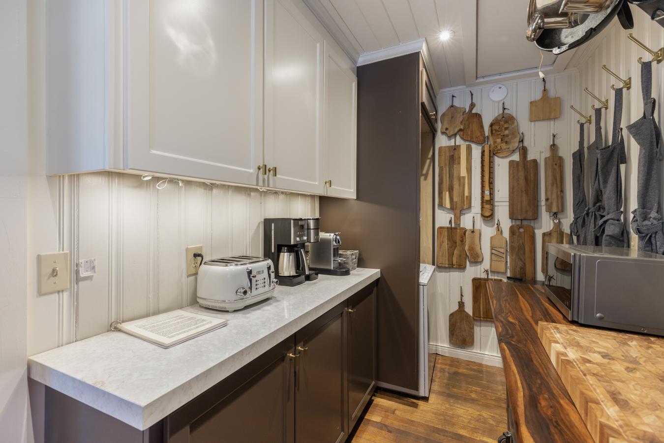 Highlands, North Carolina, 28741, United States, 3 Bedrooms Bedrooms, ,2 BathroomsBathrooms,Residential,For Sale,1756164