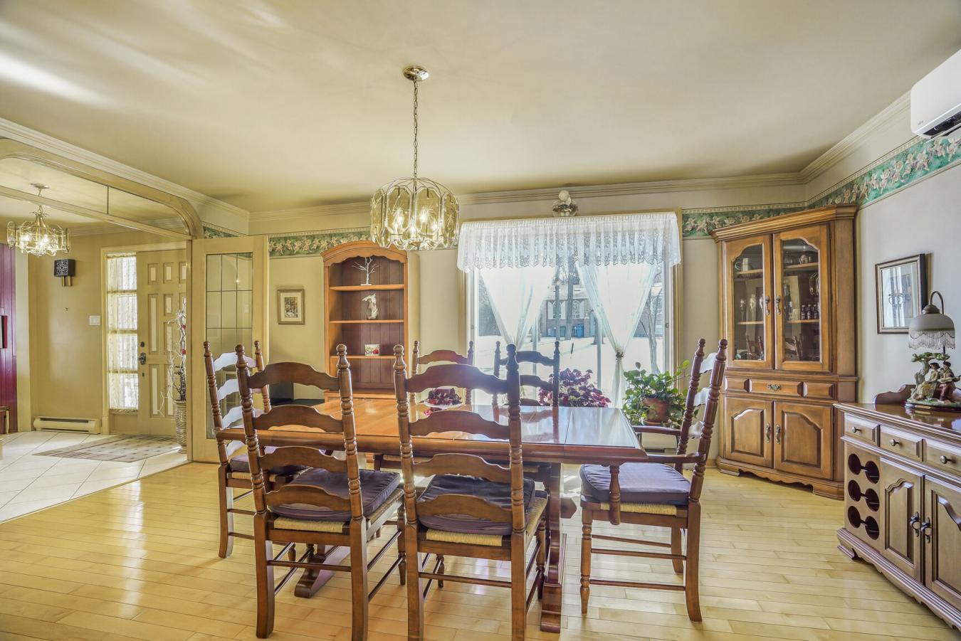Mont-Saint-Hilaire, QC, J3H 3V6, Canada, 4 Bedrooms Bedrooms, ,3 BathroomsBathrooms,Residential,For Sale,1762705