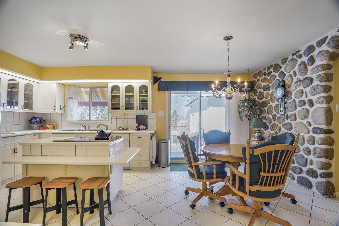 Mont-Saint-Hilaire, QC, J3H 3V6, Canada, 4 Bedrooms Bedrooms, ,3 BathroomsBathrooms,Residential,For Sale,1762705