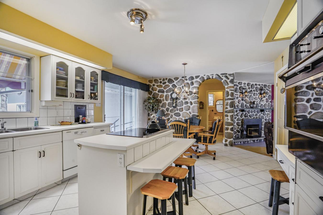 Mont-Saint-Hilaire, QC, J3H 3V6, Canada, 4 Bedrooms Bedrooms, ,3 BathroomsBathrooms,Residential,For Sale,1762705