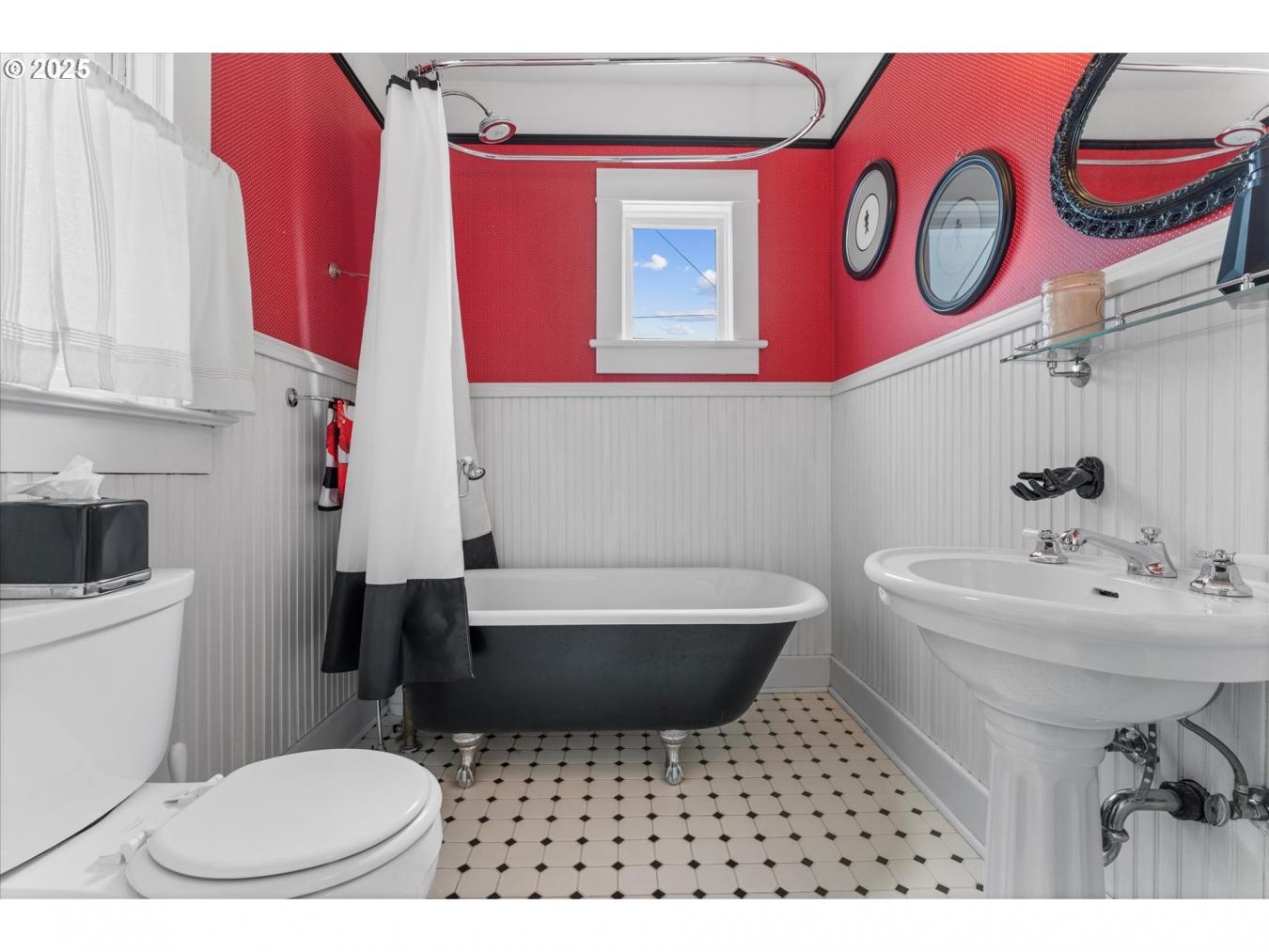 Portland, Oregon, 97214, United States, 5 Bedrooms Bedrooms, ,2 BathroomsBathrooms,Residential,For Sale,1765210