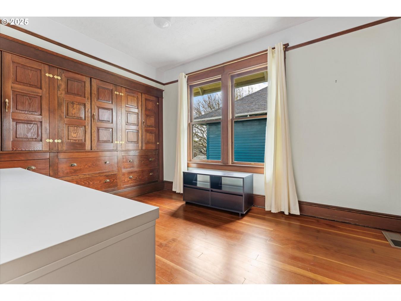 Portland, Oregon, 97214, United States, 5 Bedrooms Bedrooms, ,2 BathroomsBathrooms,Residential,For Sale,1765210