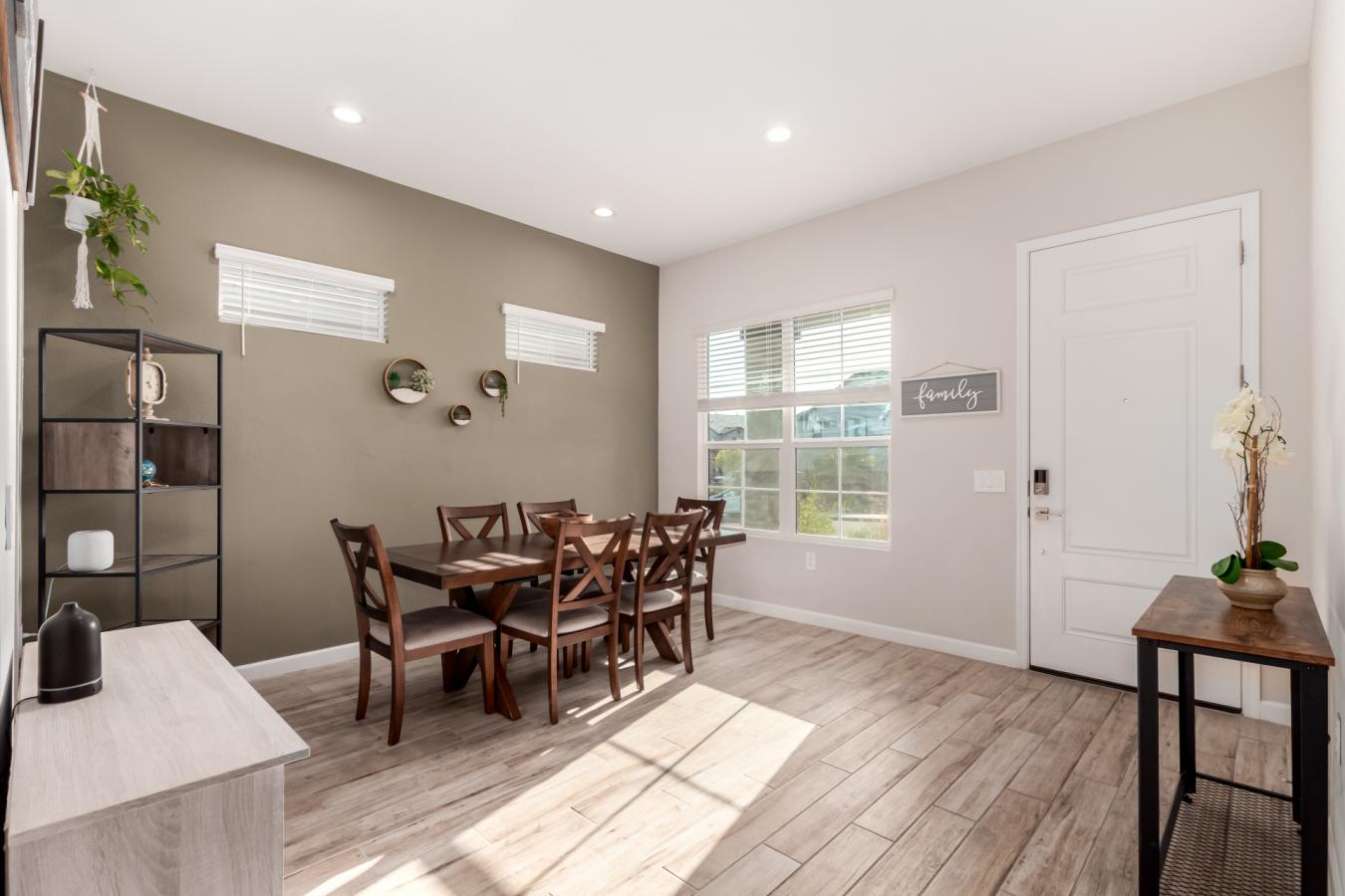 Phoenix, Arizona, 85054, United States, 5 Bedrooms Bedrooms, ,2 BathroomsBathrooms,Residential,For Sale,1765118