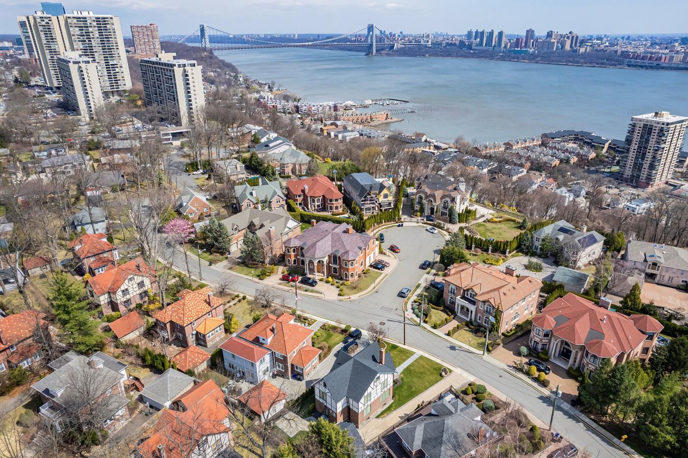 Fort Lee, New Jersey, 07024, United States, 5 Bedrooms Bedrooms, ,2 BathroomsBathrooms,Residential,For Sale,1772593