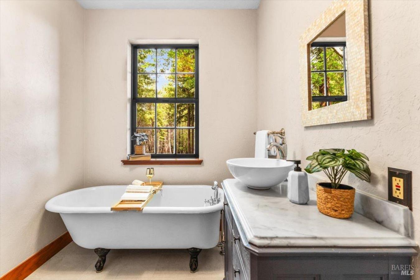 Healdsburg, California, 95448, United States, 4 Bedrooms Bedrooms, ,3 BathroomsBathrooms,Residential,For Sale,1773063