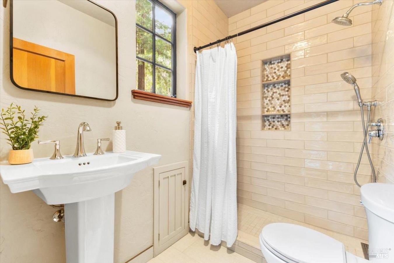 Healdsburg, California, 95448, United States, 4 Bedrooms Bedrooms, ,3 BathroomsBathrooms,Residential,For Sale,1773063