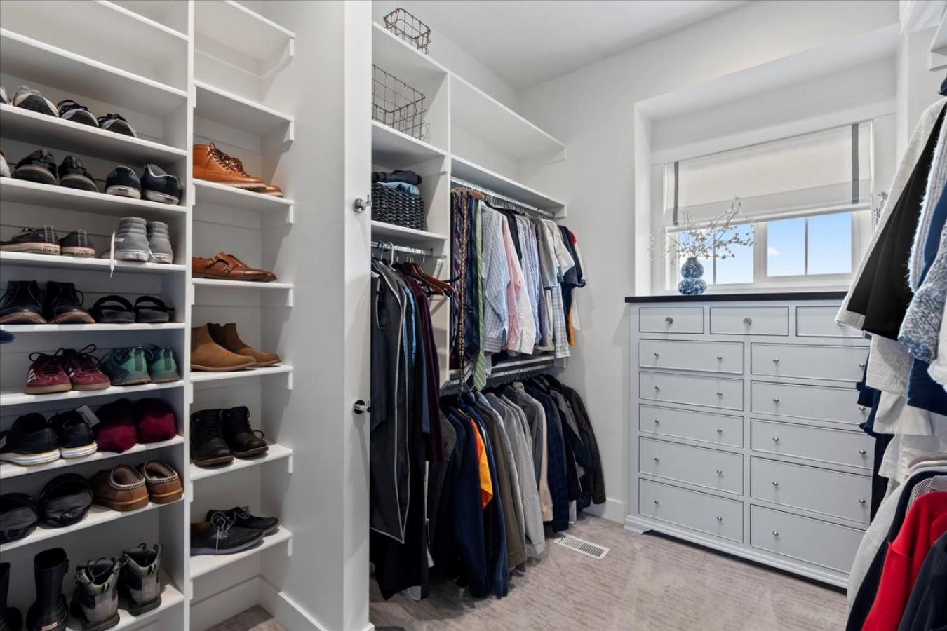 Murray, Utah, 84121, United States, 5 Bedrooms Bedrooms, ,5 BathroomsBathrooms,Residential,For Sale,1773053