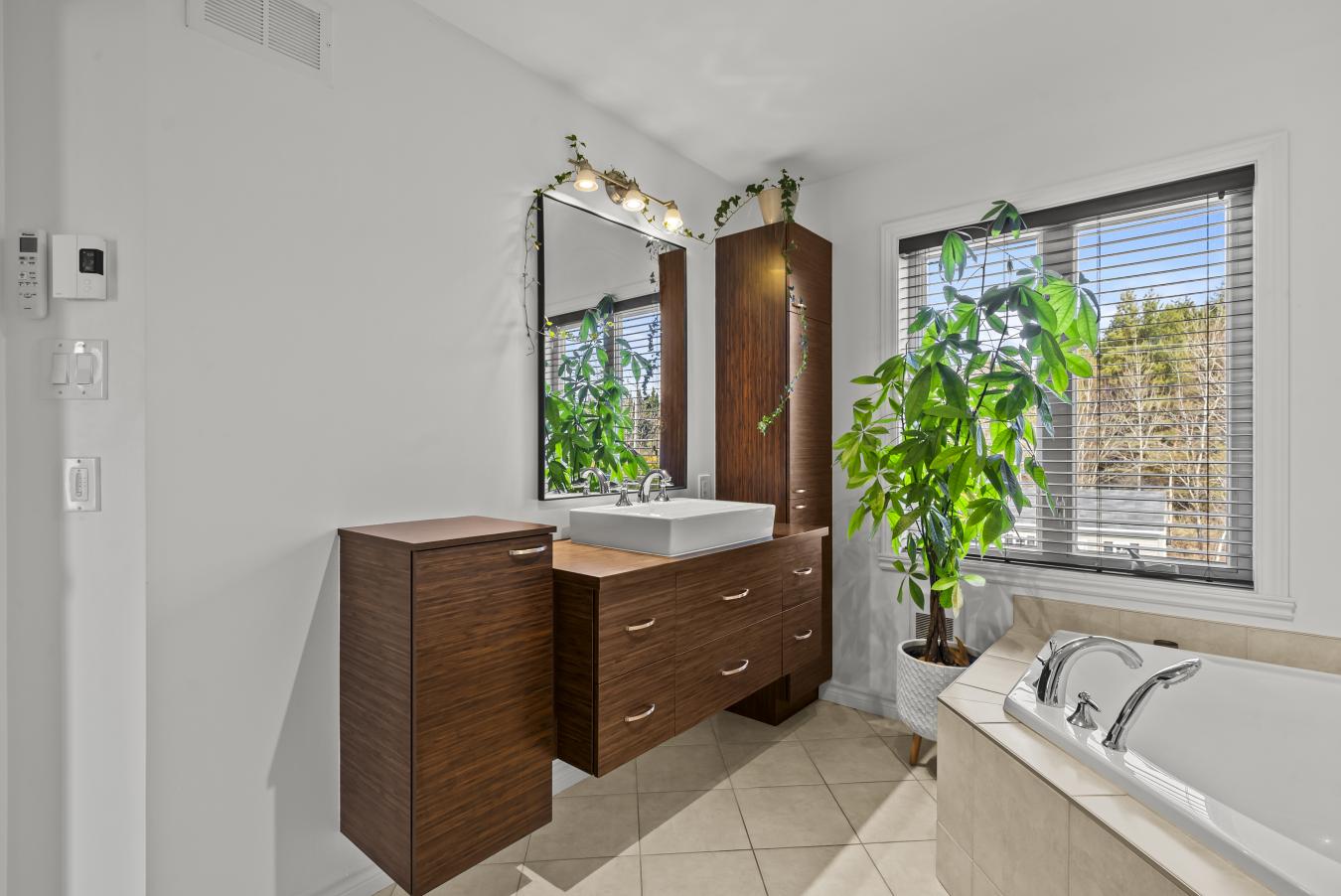 Saint-Angèle-de-Monnoir, QC, J0L 1P0, Canada, 3 Bedrooms Bedrooms, ,2 BathroomsBathrooms,Residential,For Sale,1781682